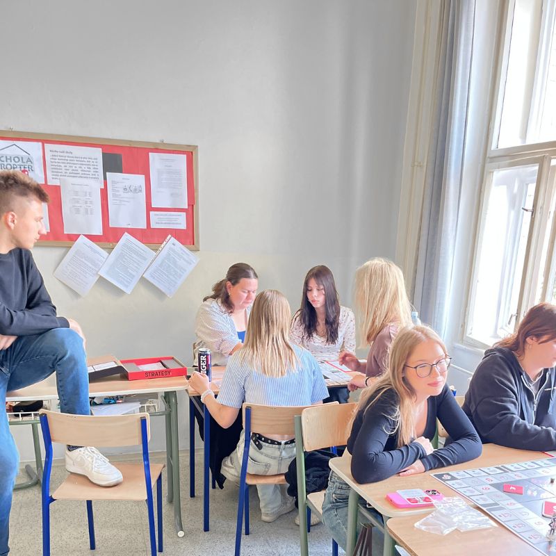 Žetóny a herná doska STRATE9Y pri tímovej práci